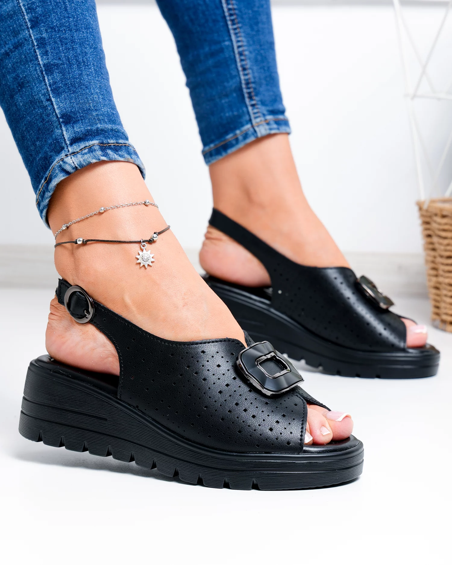 sandale-dama-piele-naturala-negre-cu-talpa-groasa-si-inchidere-catarama-t-8021-2-102682-2.webp
