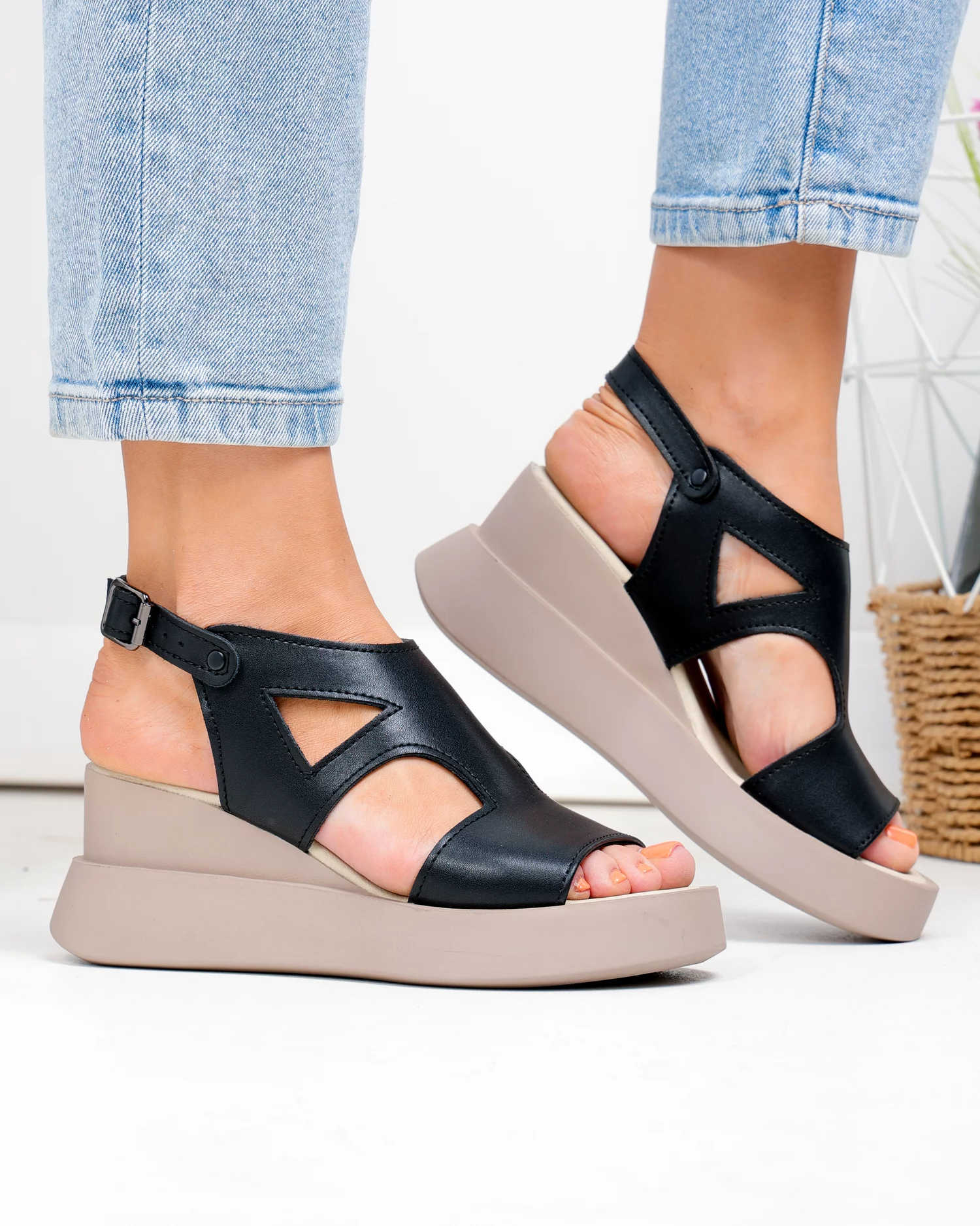 sandale-dama-piele-naturala-negre-cu-talpa-tip-platforma-pv985-100633-2.webp
