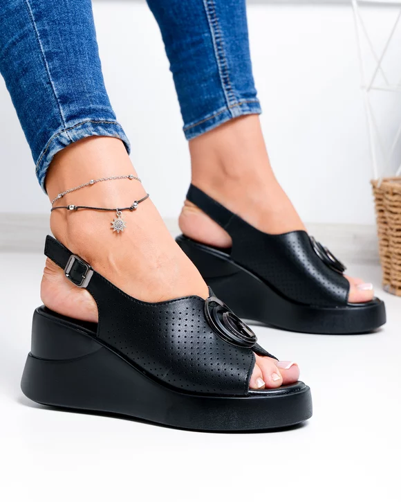 Sandale dama piele naturala negre perforate cu accesoriu metalic T-2003