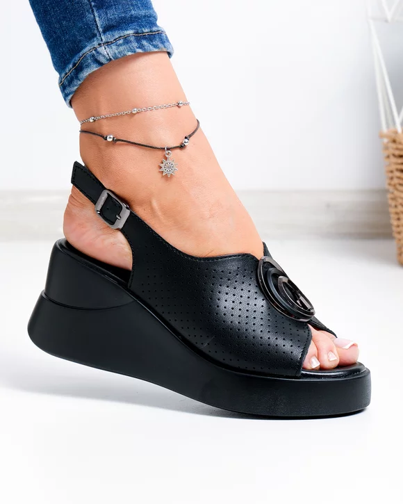 Sandale dama piele naturala negre perforate cu accesoriu metalic T-2003