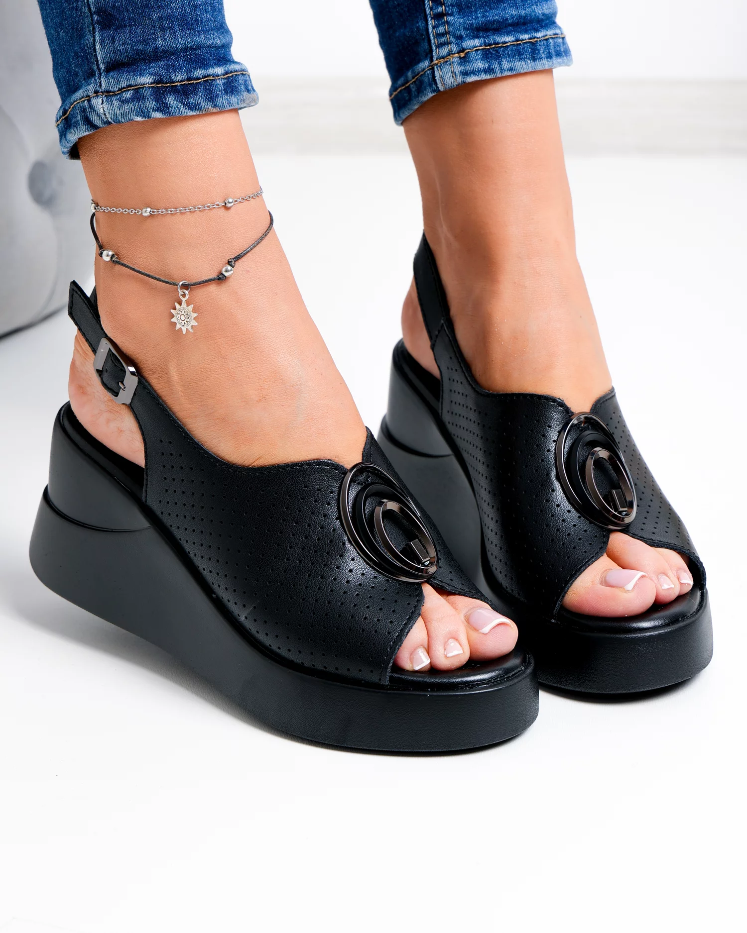 sandale-dama-piele-naturala-negre-perforate-cu-accesoriu-metalic-t-2003-102826-2.webp
