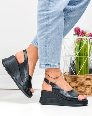 Sandale dama piele naturala negre perforate cu platforma si inchidere catarama T6018
