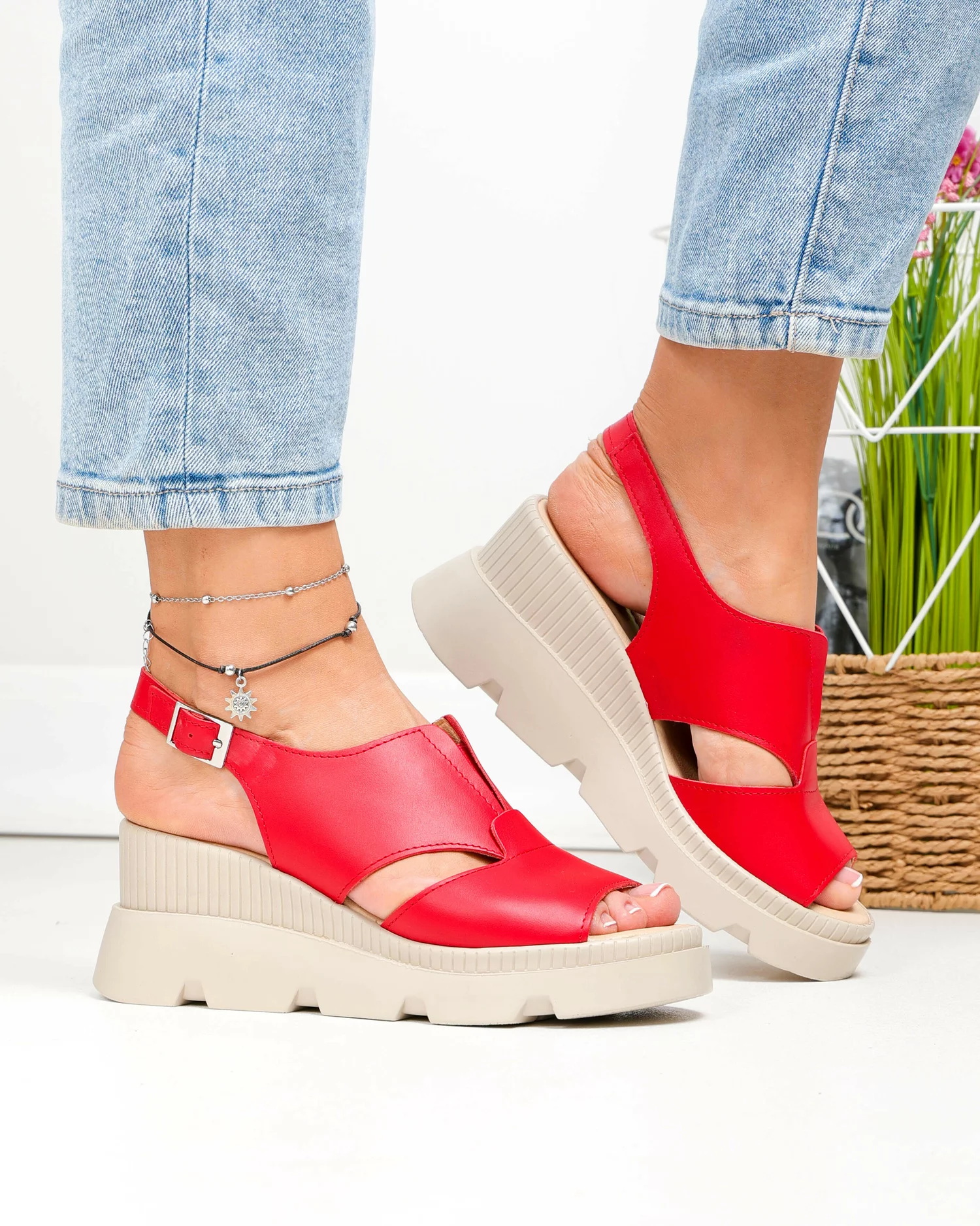 sandale-dama-piele-naturala-rosii-cu-inchidere-catarama-si-talpa-tip-platforma-pv975-94519-2.webp