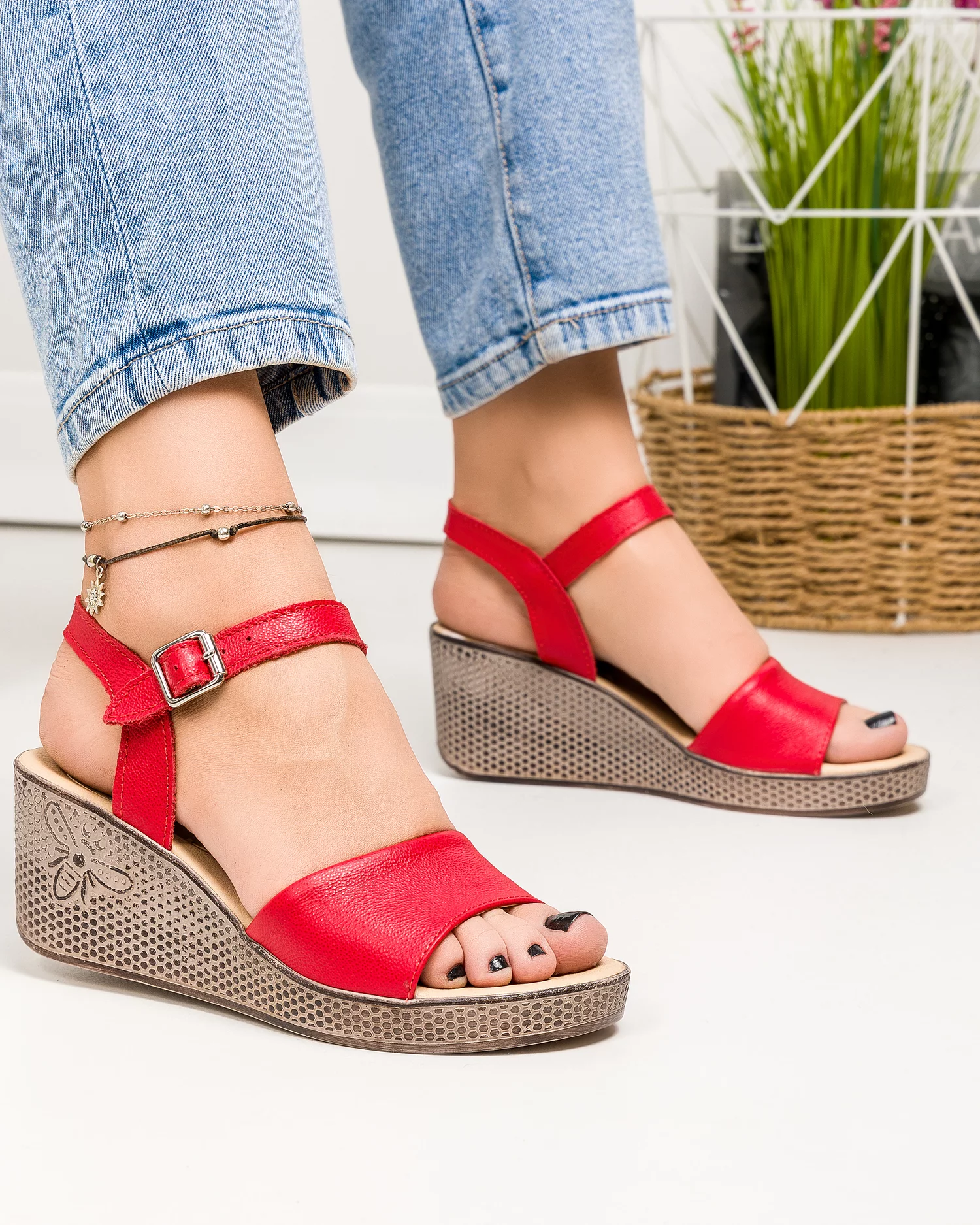 sandale-dama-piele-naturala-rosii-cu-platforma-si-inchidere-catarama-pv920-68347-2.webp