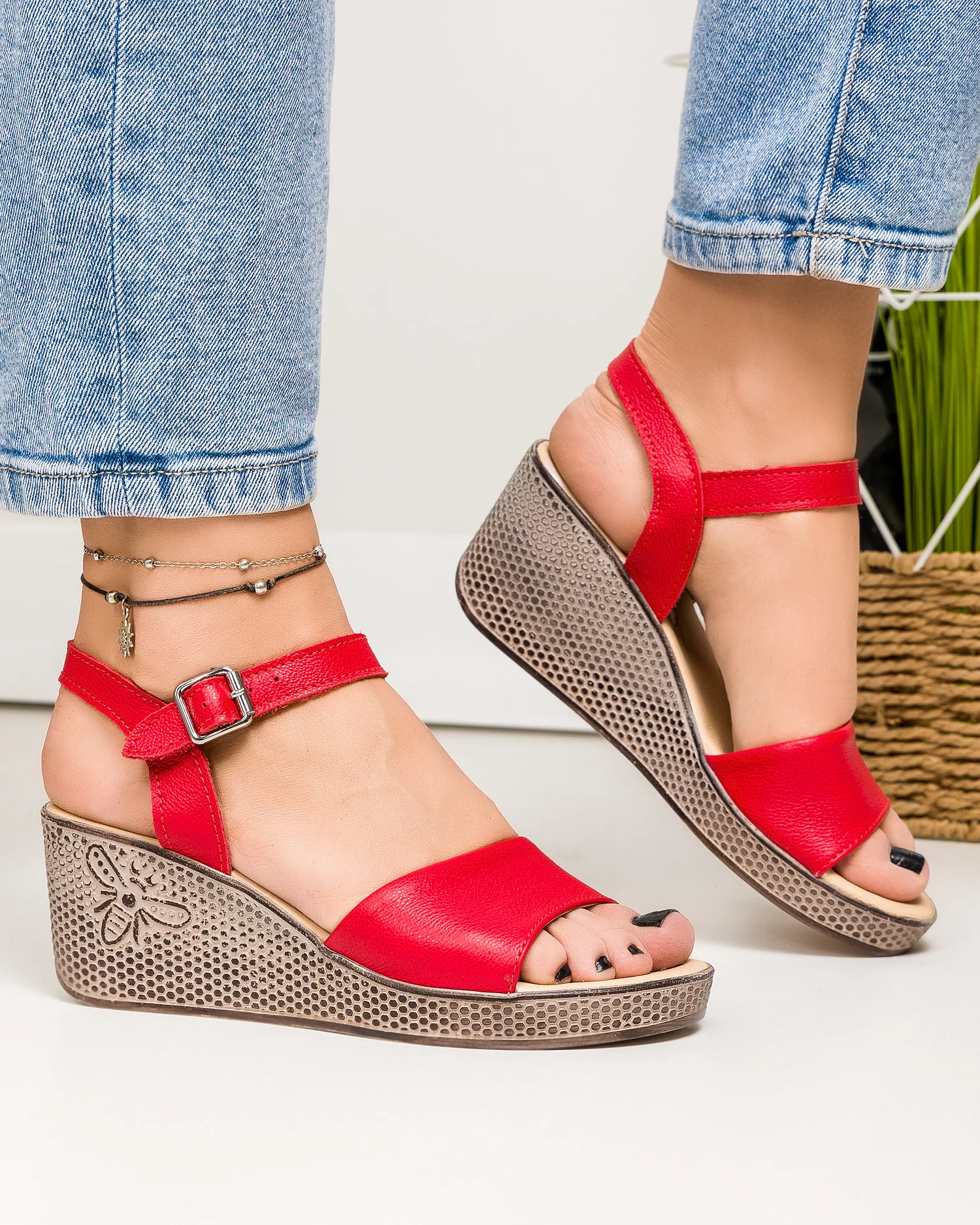 sandale-dama-piele-naturala-rosii-cu-platforma-si-inchidere-catarama-pv920-68356-2.webp