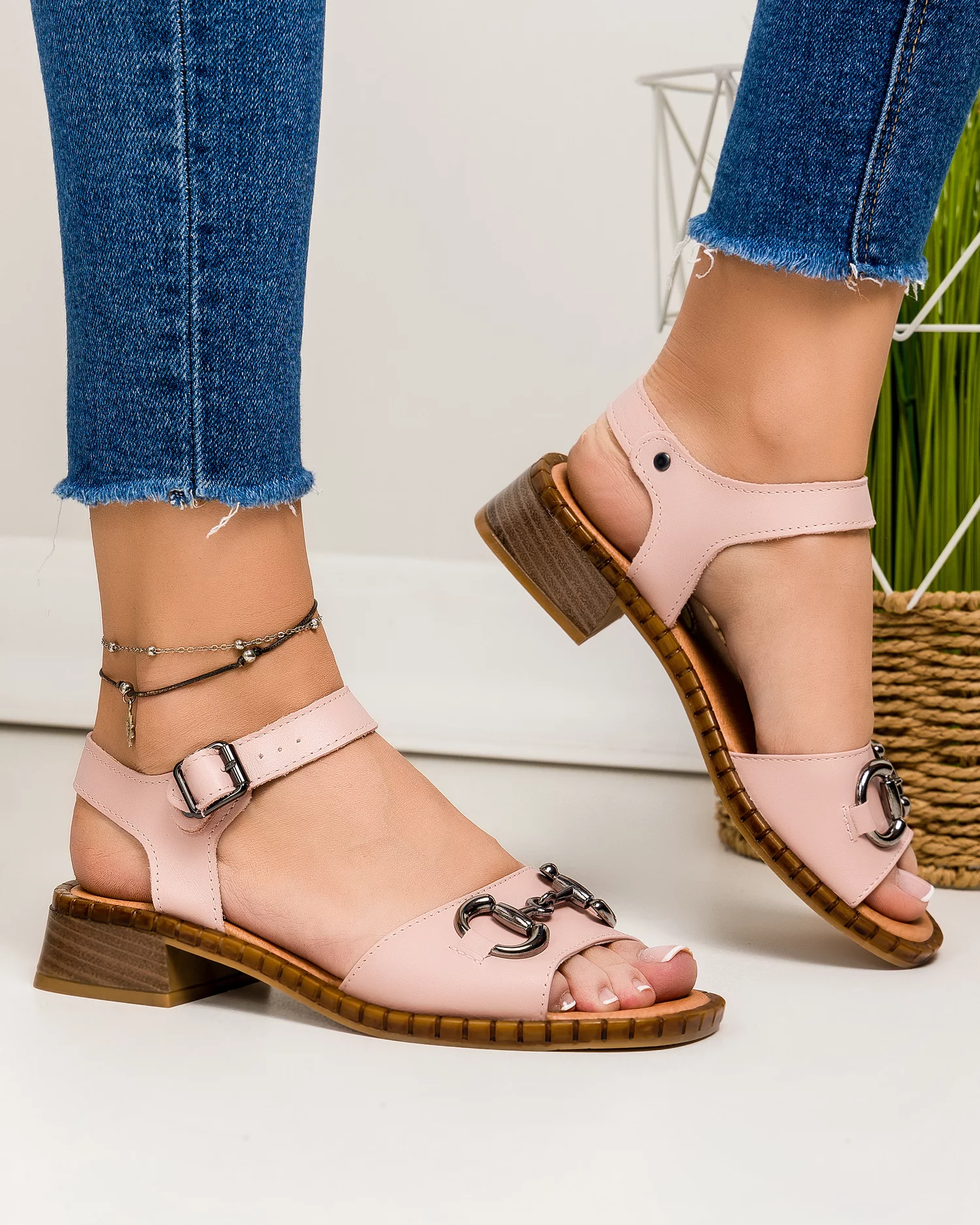 sandale-dama-piele-naturala-roz-cu-accesoriu-metalic-frontal-pv974-79666-2.webp