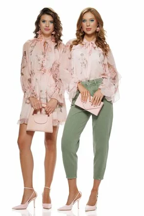 Bluza dama eleganta din voal matasos roz imprimeu floral cu volanase romantice