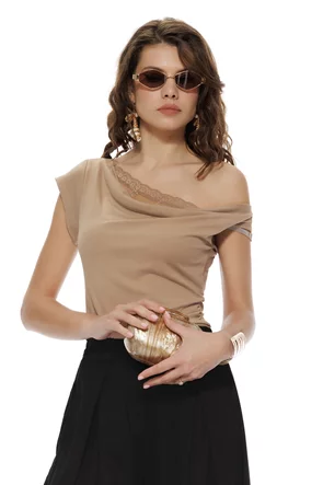 Bluza dama premium bej cu guler fald asimetric si dublura de dantela chantilly