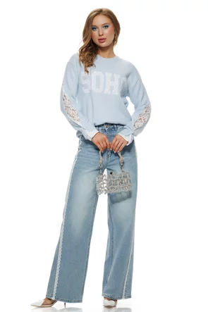 Bluza dama tricotata baby blue premium cu maneca despicata si aplicatii de dantela alba