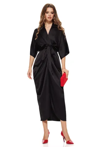 Rochie damă neagră din satin, cu cordon în talie și drapaje elegante, perfectă pentru evenimente de seară sau cine sofisticate.