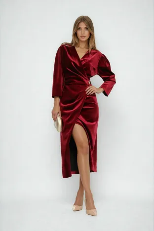 Rochie eleganta de ocazie din catifea premium bordo croi petrecut cu accesoriu metalic auriu