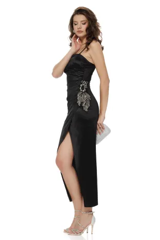 Rochie midi de ocazie din lycra neagra satinata cu falduri su cupe buretate