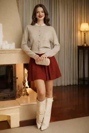 Pulover dama premium bej stil jacheta cu nasturi aurii si volan din bumbac alb