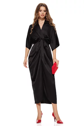 Rochie damă neagră din satin, cu cordon în talie și drapaje elegante, perfectă pentru evenimente de seară sau cine sofisticate.