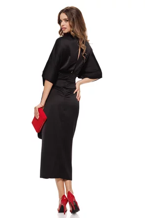 Rochie damă neagră din satin, cu cordon în talie și drapaje elegante, perfectă pentru evenimente de seară sau cine sofisticate.