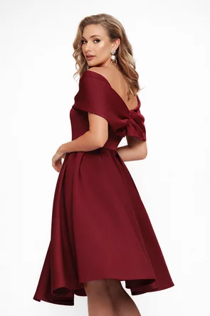 Rochie de ocazie eleganta bordo din neopren pe umeri cu fusta in pliuri si cristale