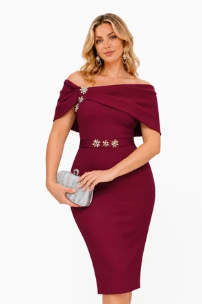 Rochie de ocazie eleganta bordo din neopren pe umeri si cristale maxi