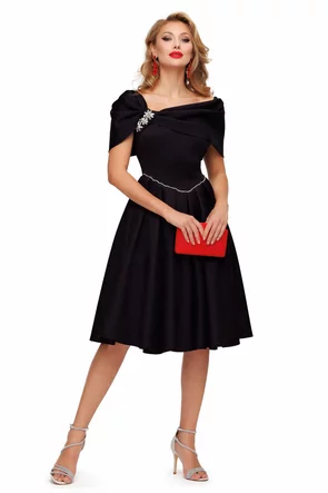 Rochie de ocazie eleganta neagra din neopren pe umeri cu fusta in pliuri si cristale