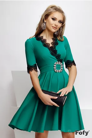 Rochie de seara Fofy eleganta verde cu decolteu petrecut, aplicatii de dantela si catarama cu cristale maxi