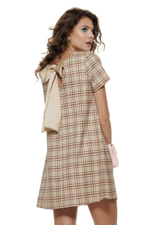 Rochie eleganta din stofa premium in carouri bej cu roz fundita la spate si brosa detasabila