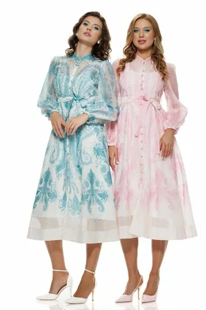 Rochie lunga premium bleu ciel din organza cu imprimeu paisley baroc cu buzunare si nasturi cristal