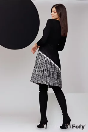 Rochie tricotata neagra cu fusta plisata si imprimeu asimetric 