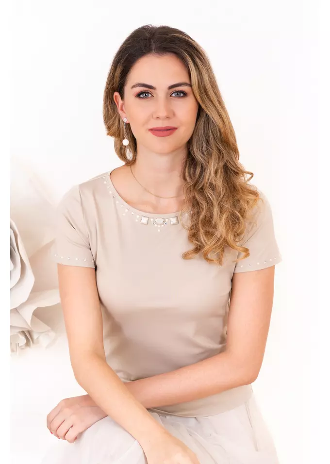 Bluza bej cu accesorizare si maneca scurta