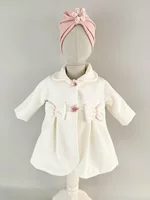 Palton alb cu floricele si fundite si turban roz picture - 1