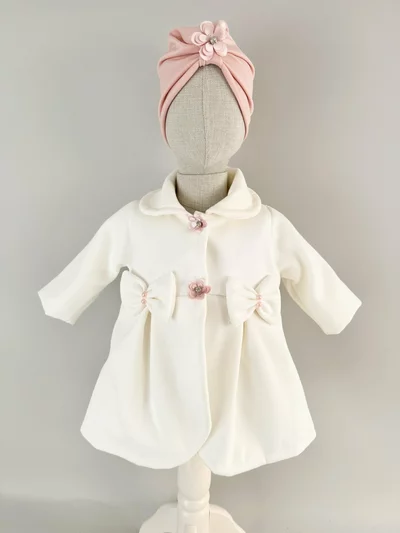 Palton alb cu floricele si fundite si turban roz
