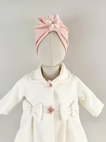 Palton alb cu floricele si fundite si turban roz picture - 2