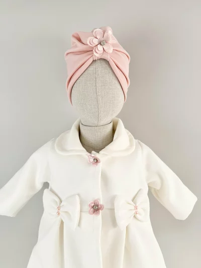 Palton alb cu floricele si fundite si turban roz