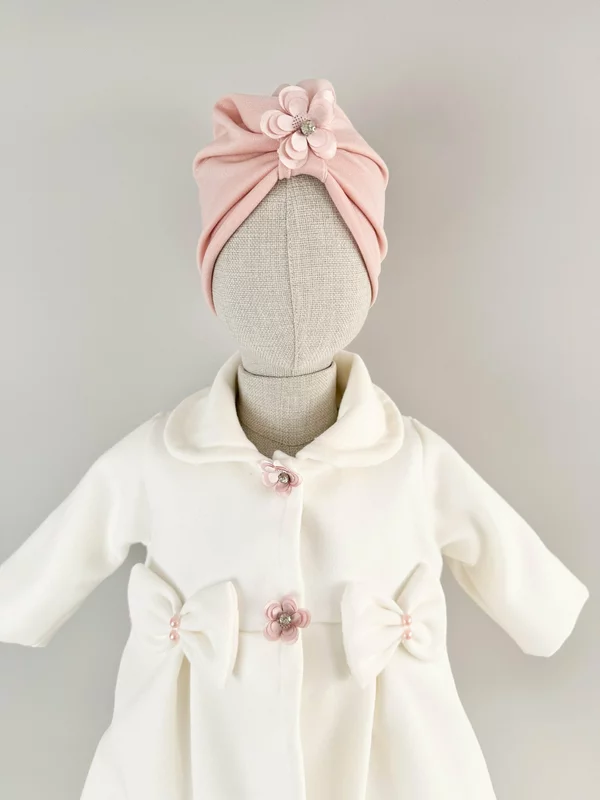 Palton alb cu floricele si fundite si turban roz picture - 2