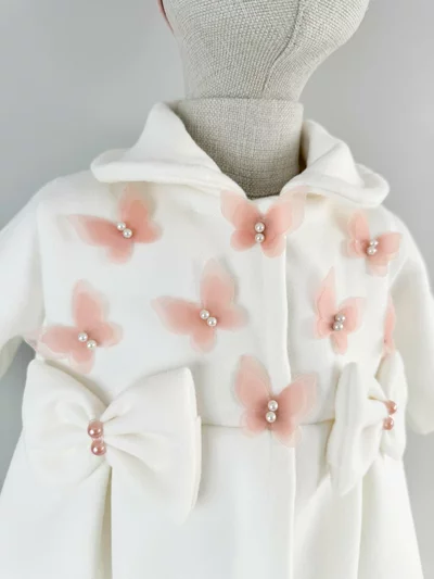 Palton alb cu fluturasi si fundite si turban roz