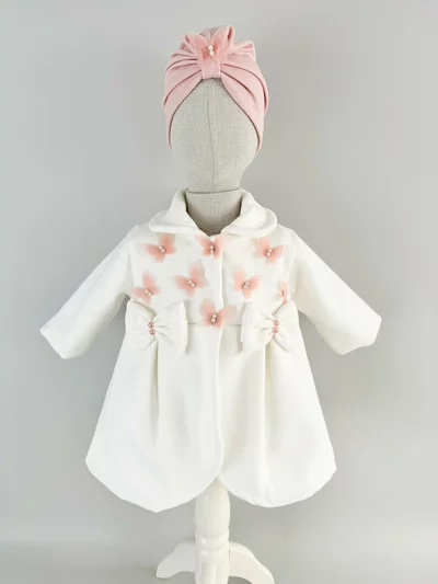 Palton alb cu fluturasi si fundite si turban roz
