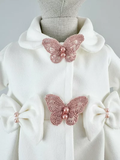 Palton alb cu fluturasi si turban roz