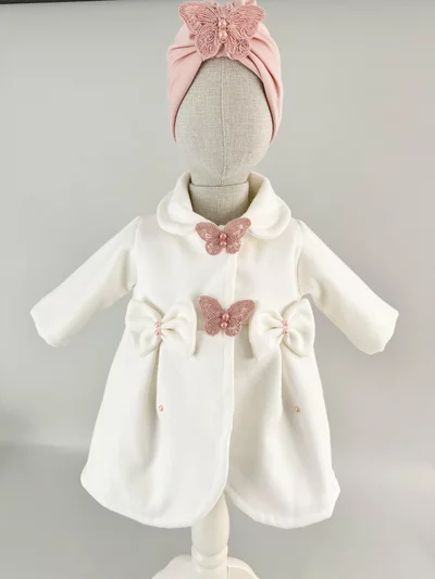 Palton alb cu fluturasi si turban roz