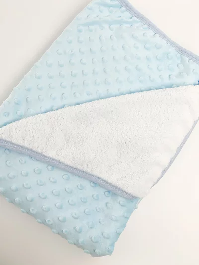 Patura bebelusi pufoasa cu bulinute - albastra