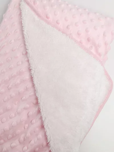 Patura bebelusi pufoasa cu bulinute - roz
