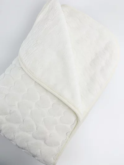 Patura bebelusi pufoasa cu inimioare - alba