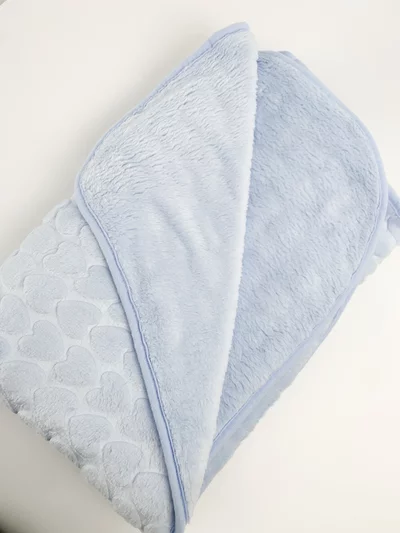 Patura bebelusi pufoasa cu inimioare - albastra