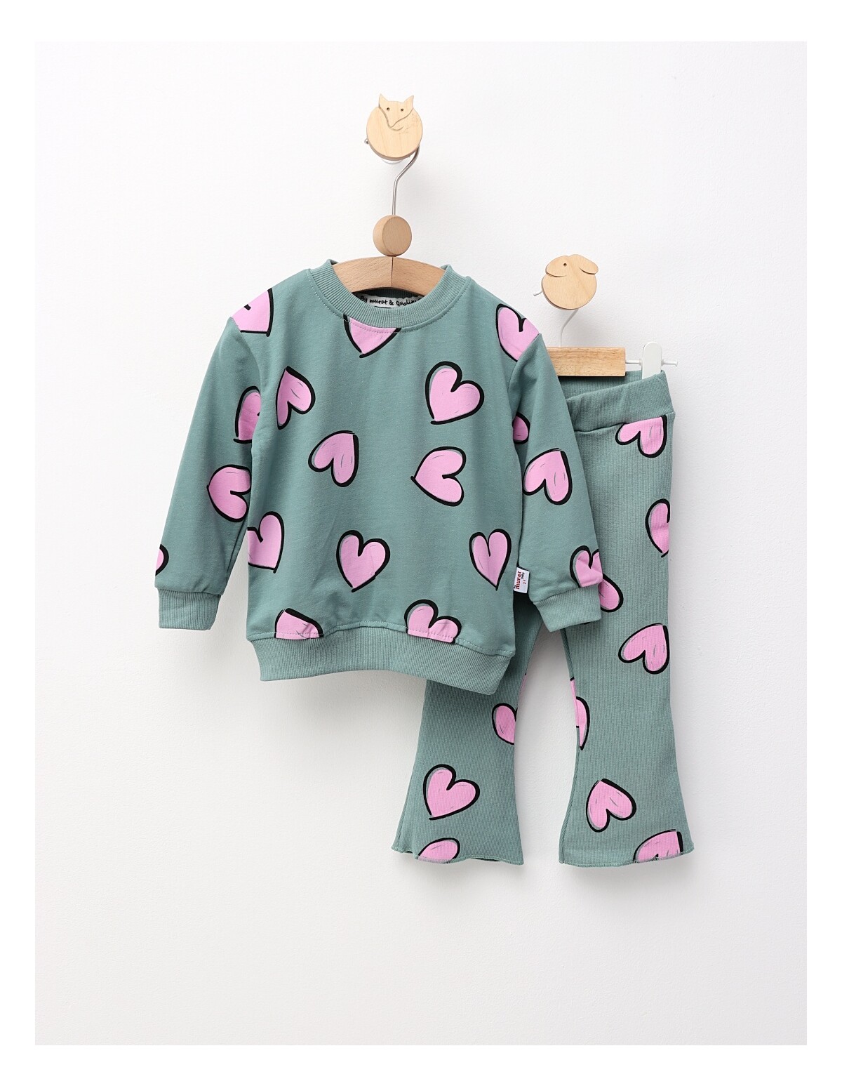 Costumas Multe Inimioare model cu verde