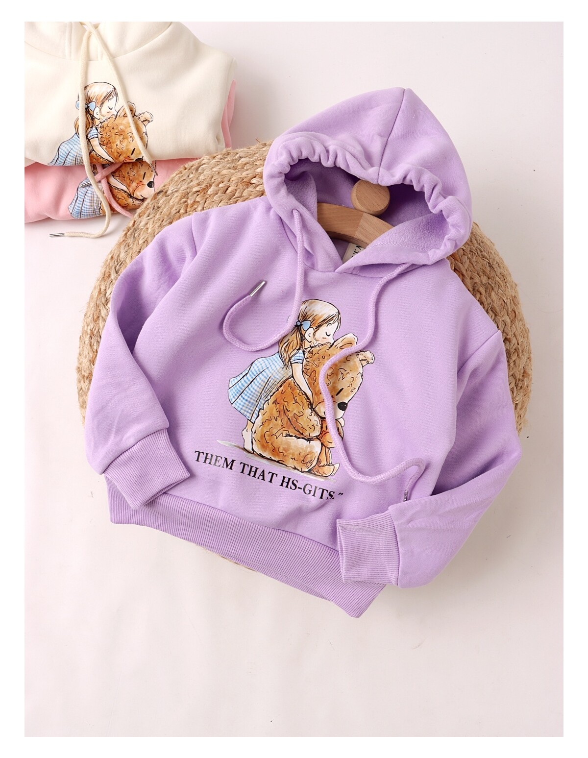 Hanorac mov, fetita cu ursulet