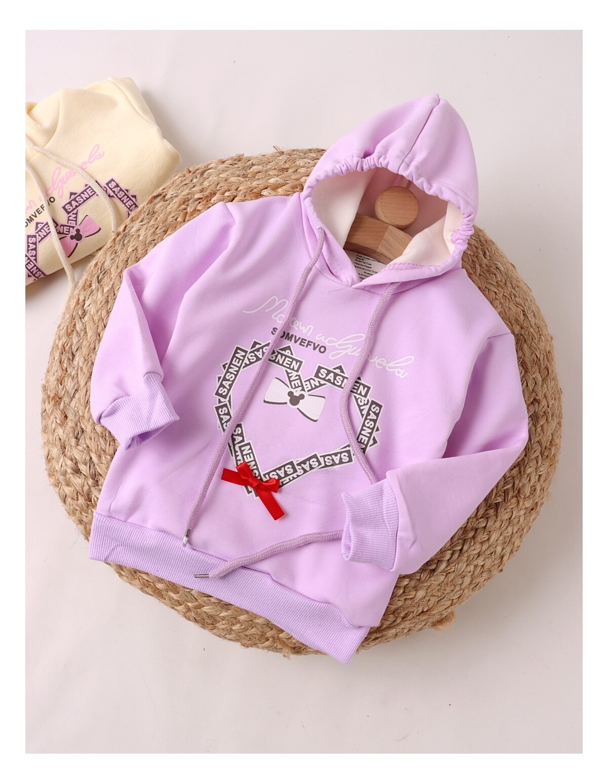 Hanorac mov, fetita Minnie