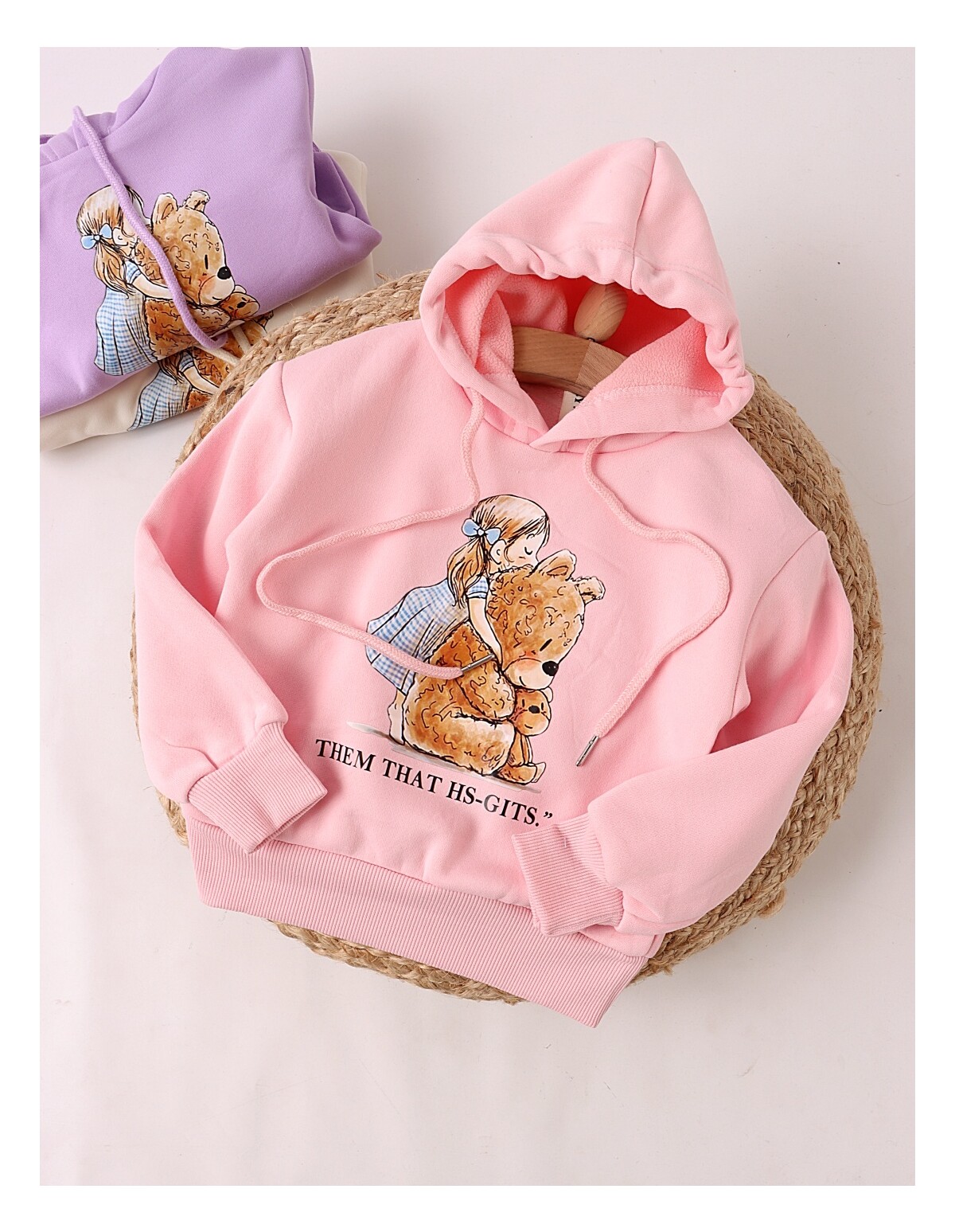 Hanorac roz, fetita cu ursulet