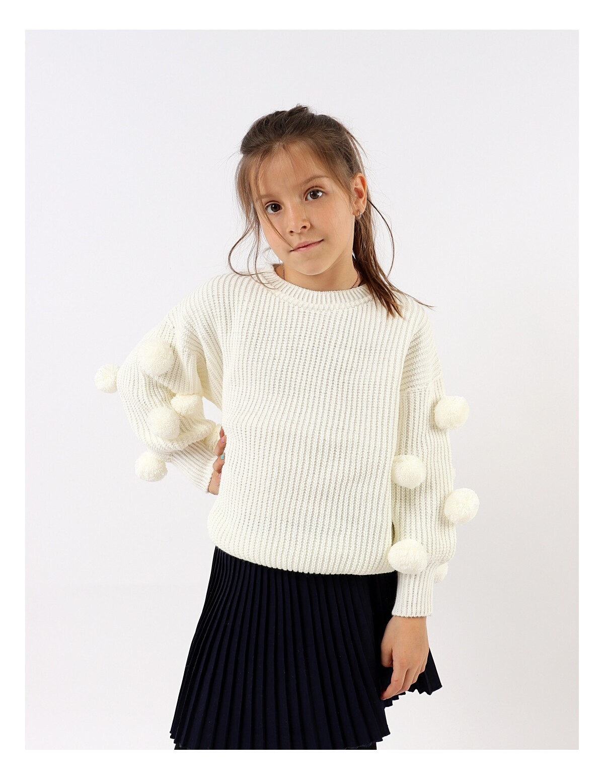 Pulover tricotat cu ciucurasi, model alb