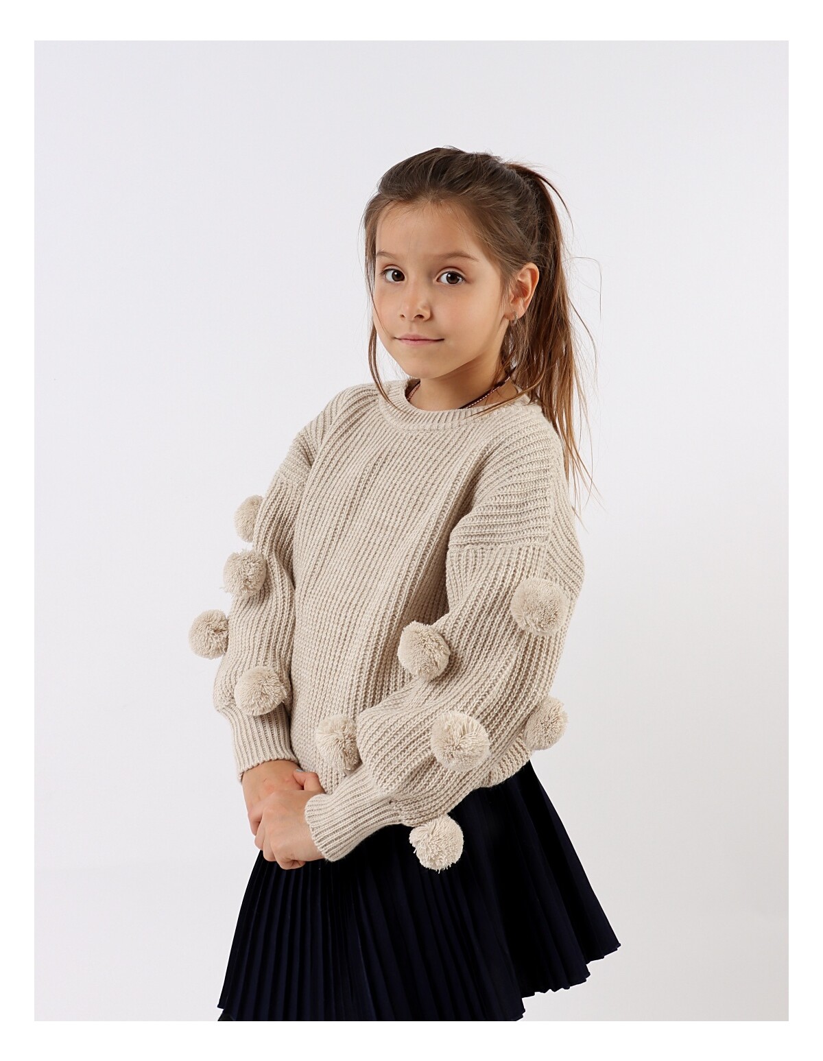 Pulover tricotat cu ciucurasi, model crem