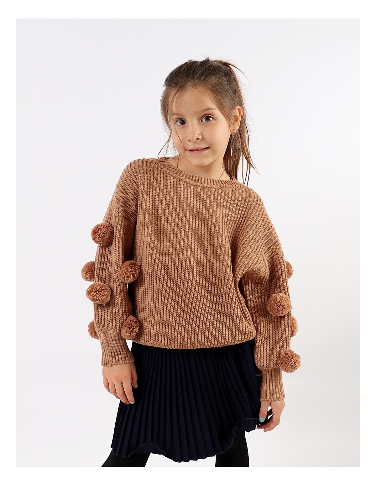 Pulover tricotat cu ciucurasi, model maro