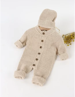 Salopeta tricotata babies cu caciula, crem