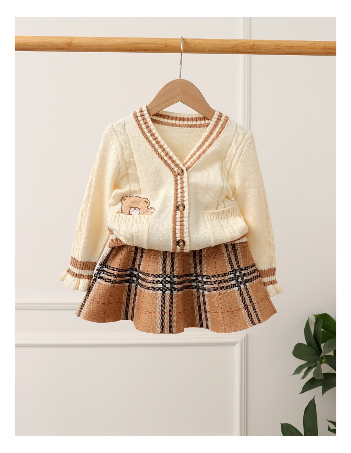 Set Pulover + Fusta, model crem