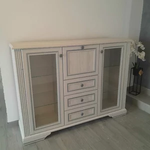 Comodă White 2W3S1B, 2 uși vitrate, 3 sertare și bar integrat, MDF și PAL melaminat, mânere metalice, 161x45x119 cm, frasin alb/pin argintiu